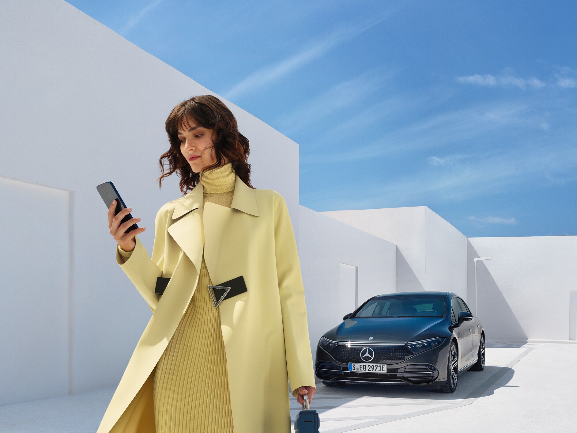 Eine Person verlängert/kauft über das Smartphone Digitale Extras für ein Fahrzeug.