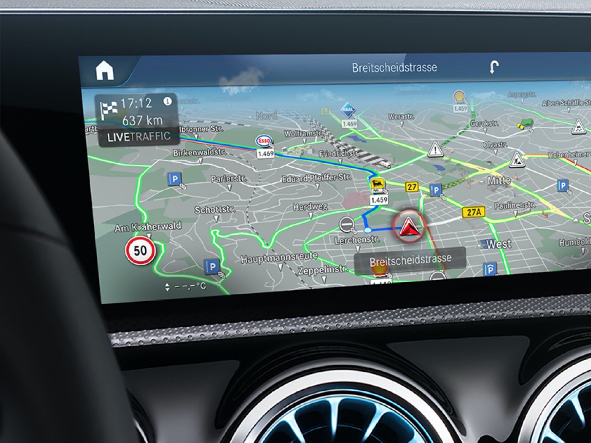 Auf dem Display des MBUX Multimediasystems wird per Digitalem Extra Live Traffic Information die für den Fahrer beste Route angezeigt.