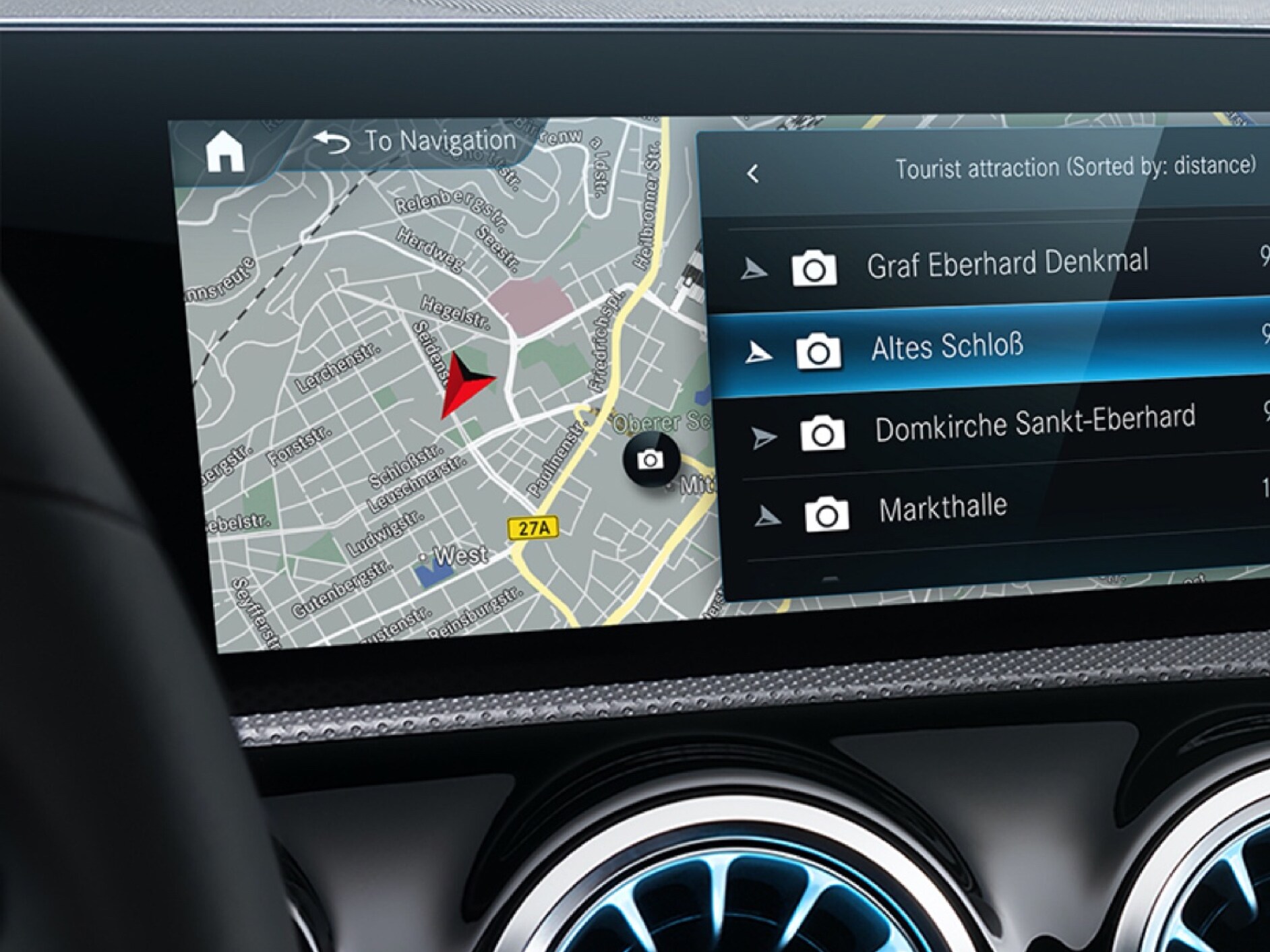 Das MBUX Multimediasystem zeigt dank der Digitalen Extras zum Thema Navigation die für den Fahrer beste Route an.