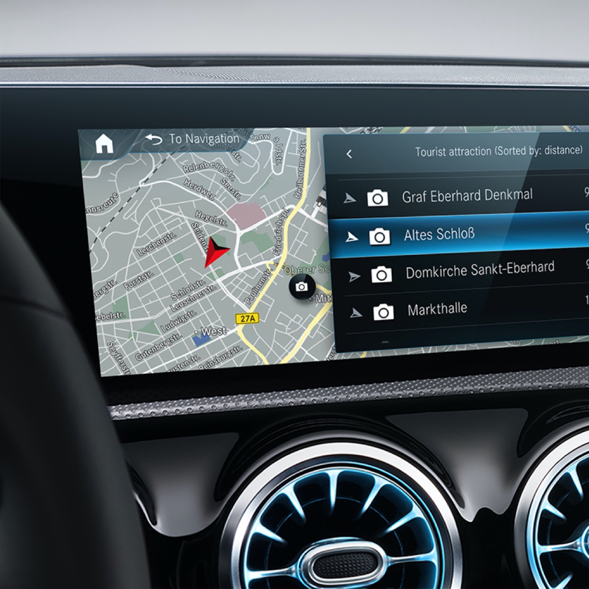 Lokale Suche | Navigation | Mercedes-Benz. Das MBUX Multimediasystem zeigt dank der Digitalen Extras zum Thema Navigation die für den Fahrer beste Route an.
