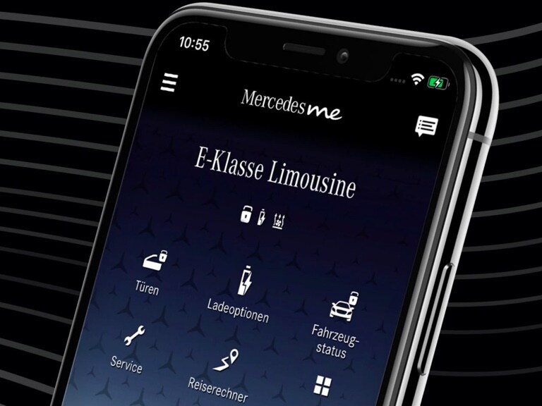 Auf einem Smartphone werden im Menü der Mercedes-Benz App die verfügbaren Funktionen der Digitalen Extras zum Thema Navigation, Remote und GUARD 360˚ angezeigt.