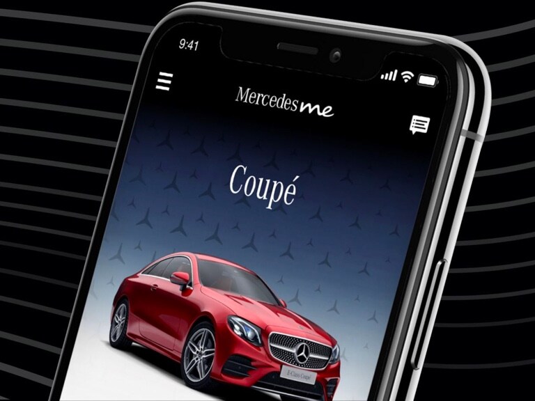 In der Mercedes-Benz App auf einem Smartphone werden zukünftige Wunschfahrzeuge von Mercedes-Benz angezeigt.