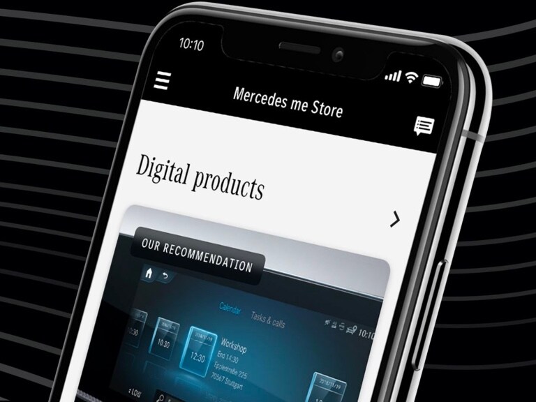 Auf einem Smartphone wird Im Mercedes-Benz Store das empfohlene Digitale Extra In-Car Office angezeigt.