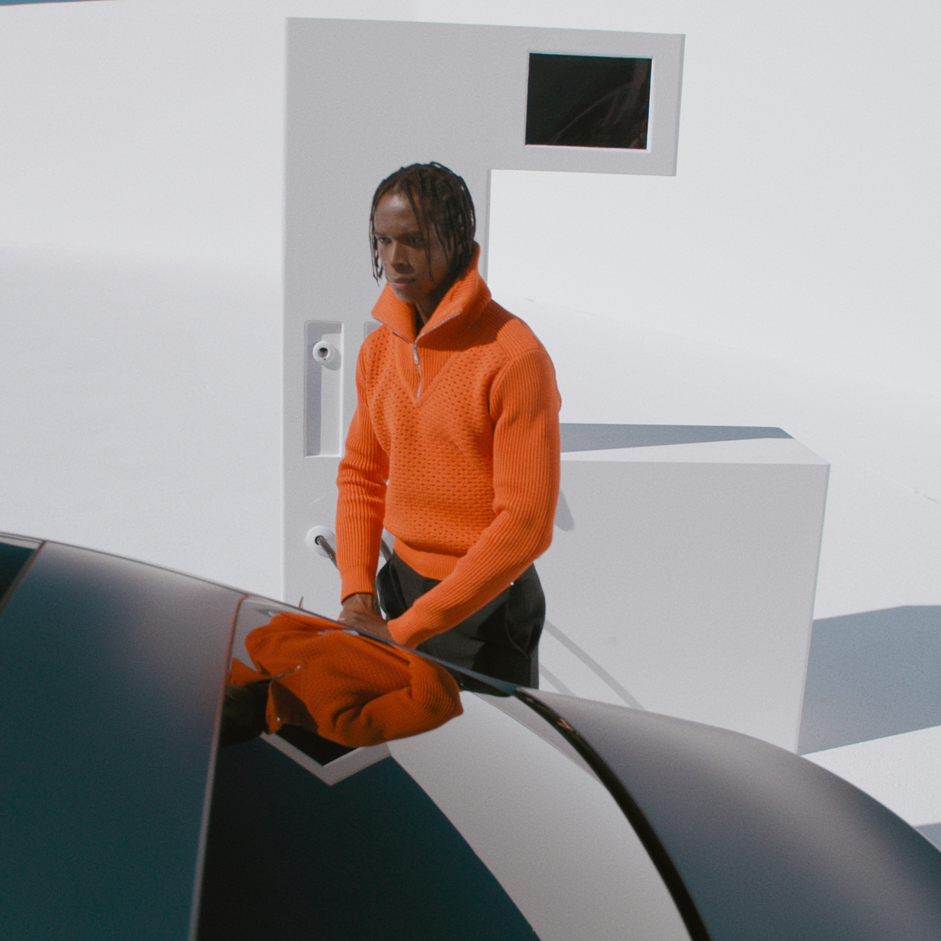 Fuel & Pay | Mercedes-Benz Ein Mann steht an einer Zapfsäule und tankt sein Fahrzeug.