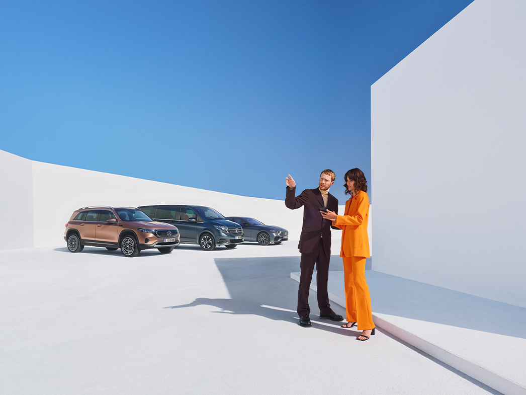 Digitale Extras für Geschäftskunden | Mercedes-Benz Zwei Personen informieren sich auf einem Tablet über die Mercedes-Benz Apps und Digitalen Extras.