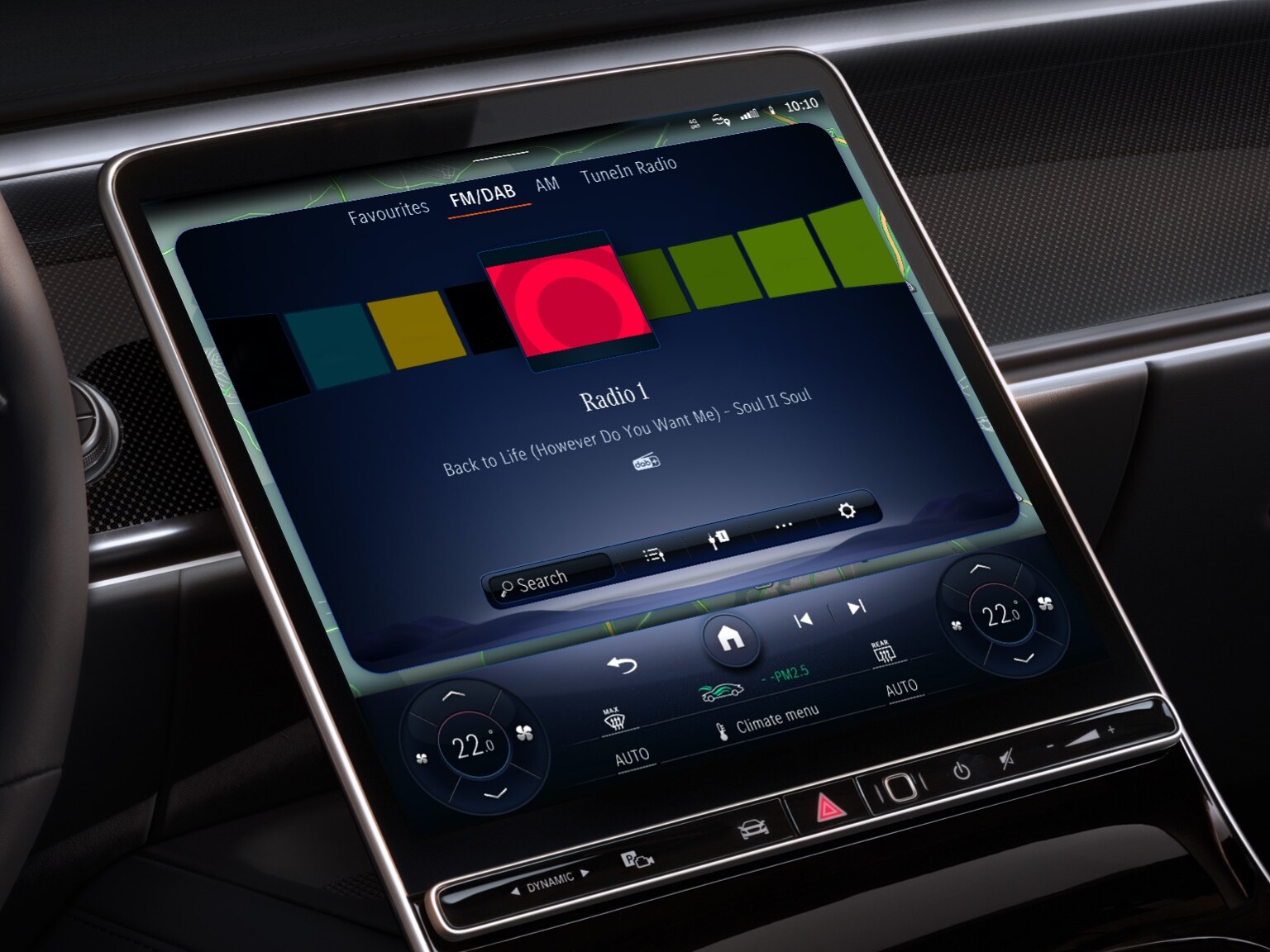 Das MBUX Multimediasystem in einem Mercedes-Benz zeigt dank des Entertainment-Pakets Radiosender aus der ganzen Welt.