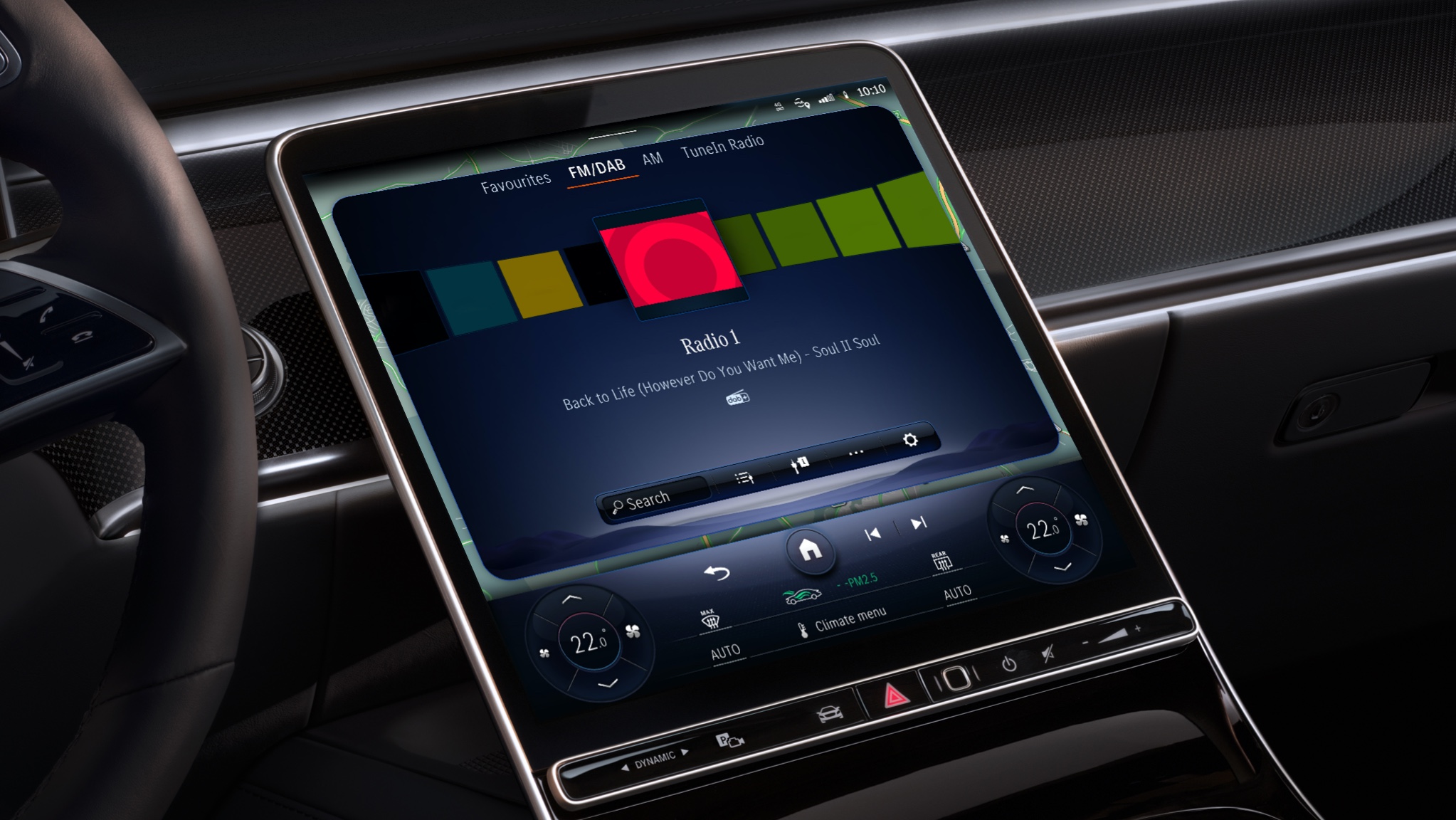 Erweiterte Radioinformationen | Entertainment | Mercedes-Benz Das MBUX Multimediasystem in einem Mercedes-Benz zeigt dank des Entertainment-Pakets Radiosender aus der ganzen Welt.