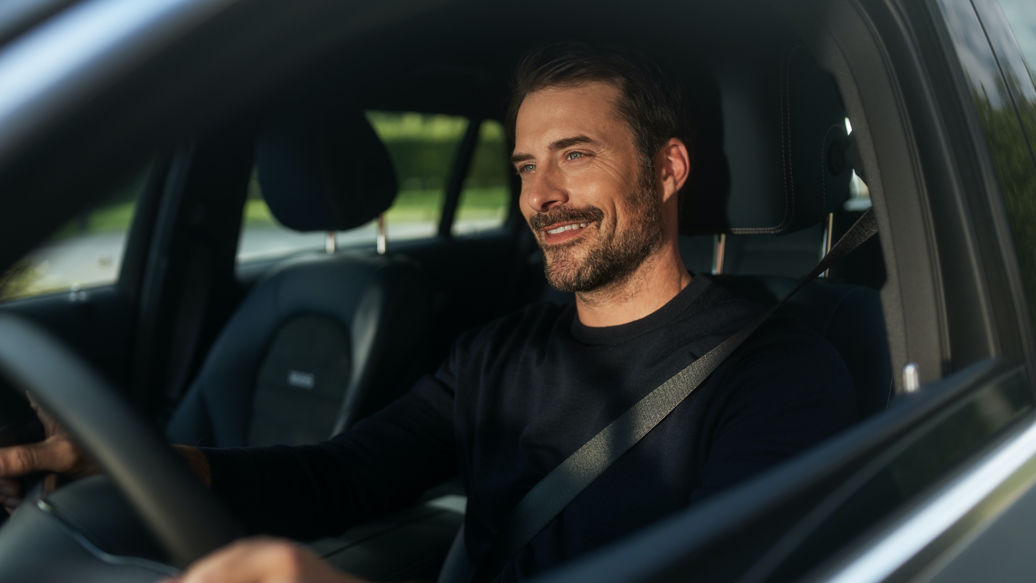 Erweiterte Radiosenderverfolgung | Entertainment | Mercedes-Benz Ein Mann genießt in seinem Mercedes-Benz dank des Entertainment-Pakets unterbrechungsfreies Internetradio.