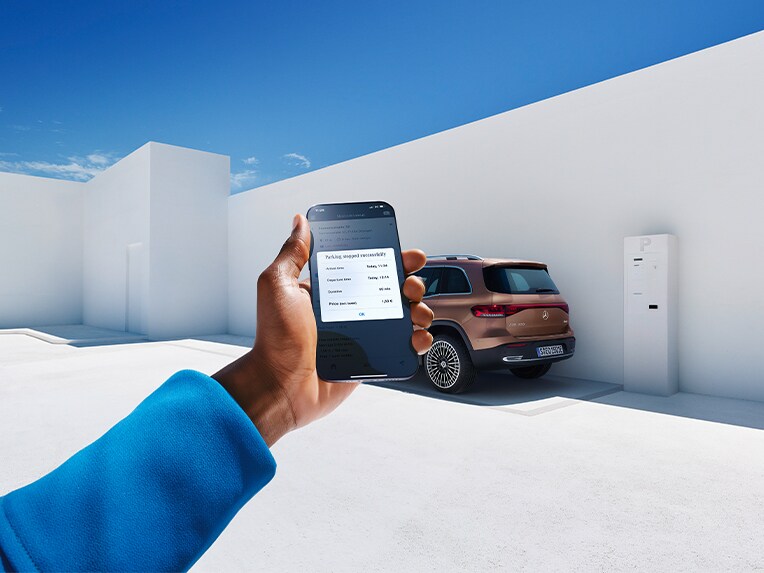 Über ein Smartphone und die Mercedes-Benz Service App wird ein Termin bei einem Mercedes-Benz Partner gebucht.