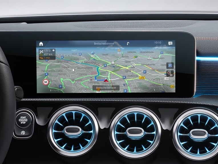 Auf dem Display des MBUX Multimediasystems ist ein Digitales Extra zum Thema Navigation aktiviert.
