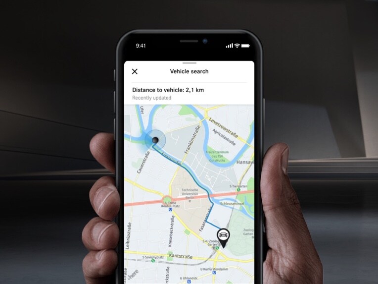 Auf einem Smartphone wird per Digitalem Extra zum Thema Remote der Fahrzeugstandort angezeigt