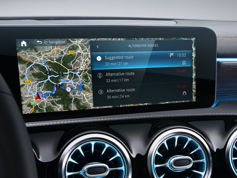 Auf dem Bildschirm des MBUX Multimediasystems wird dank Festplatten-Navigtion die für den Fahrer beste Route angezeigt.