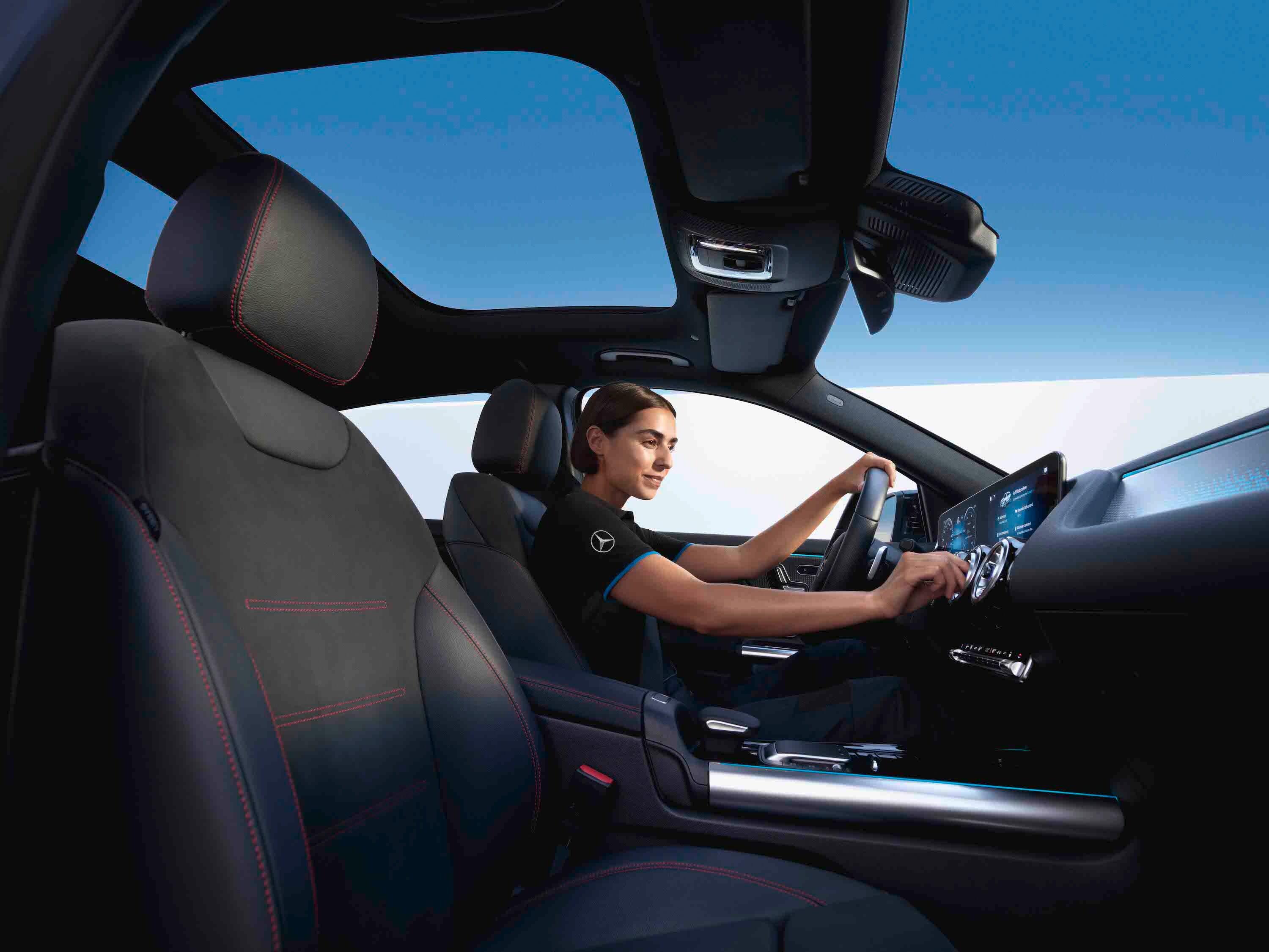 Ein Techniker sitzt im Mercedes-Benz Fahrzeug und prüft den Innenraumfilter.