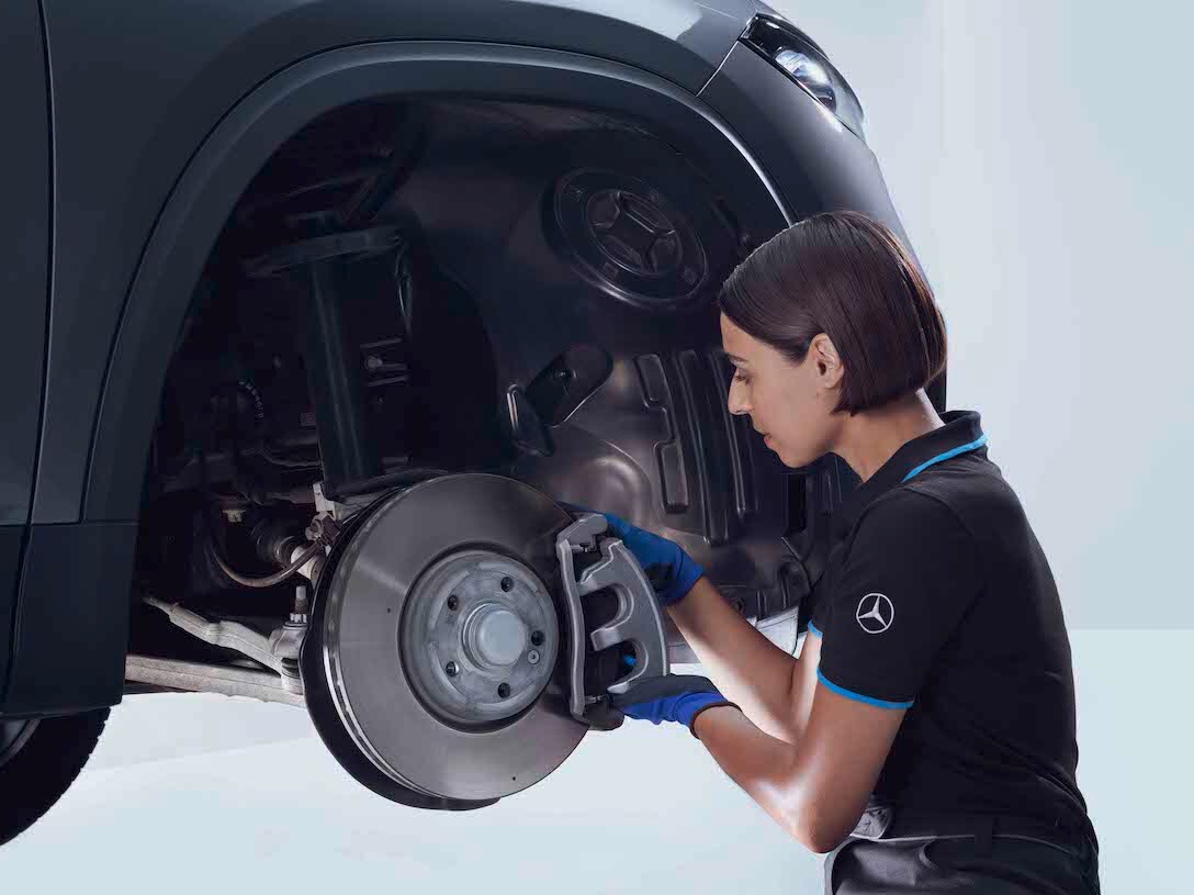 Eine Mercedes-Benz Mechanikerin führt einen Teilewechsel mit Mercedes-Benz StarParts durch.