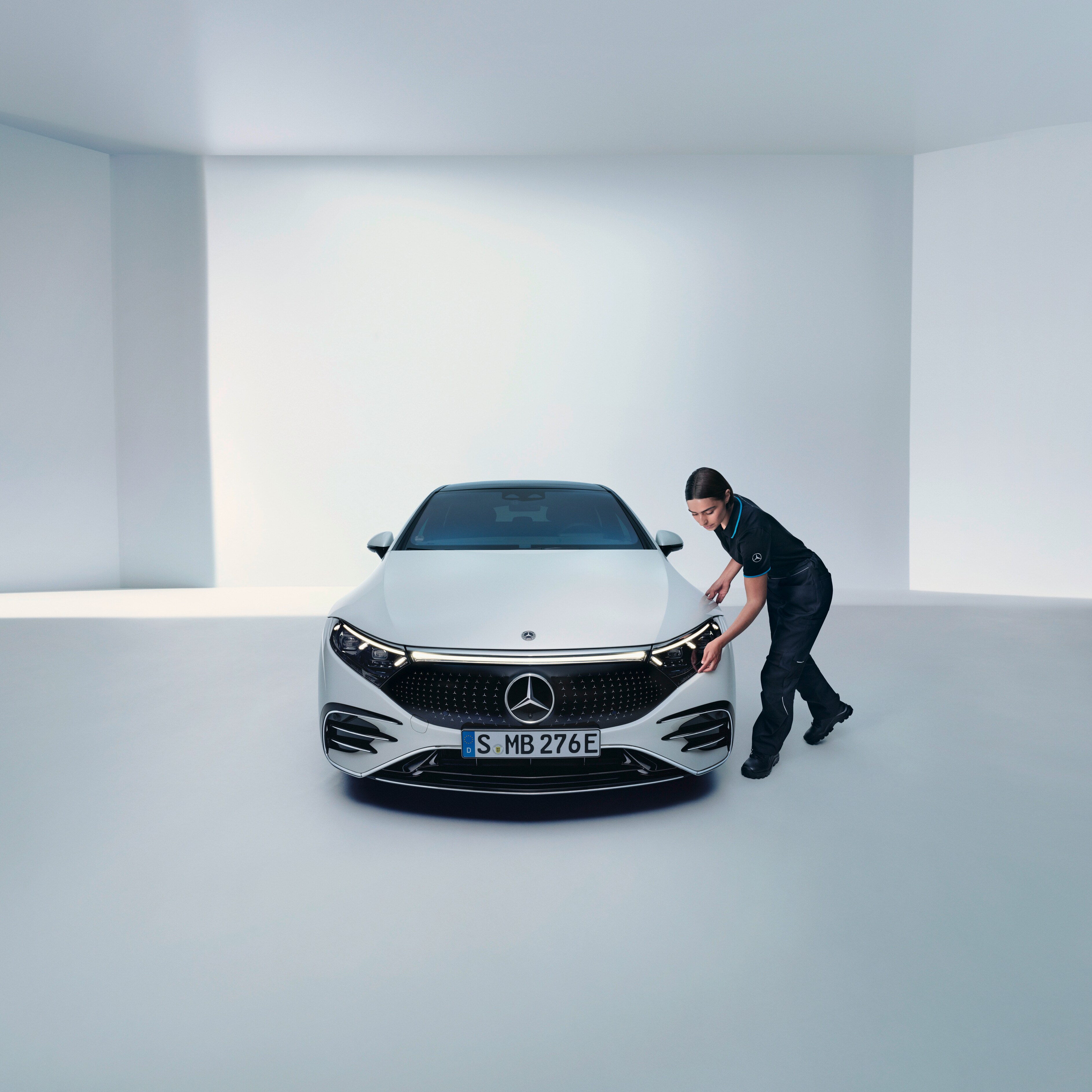 Ein Mercedes-Benz Technikerin überprüft einen Frontscheinwerfer.