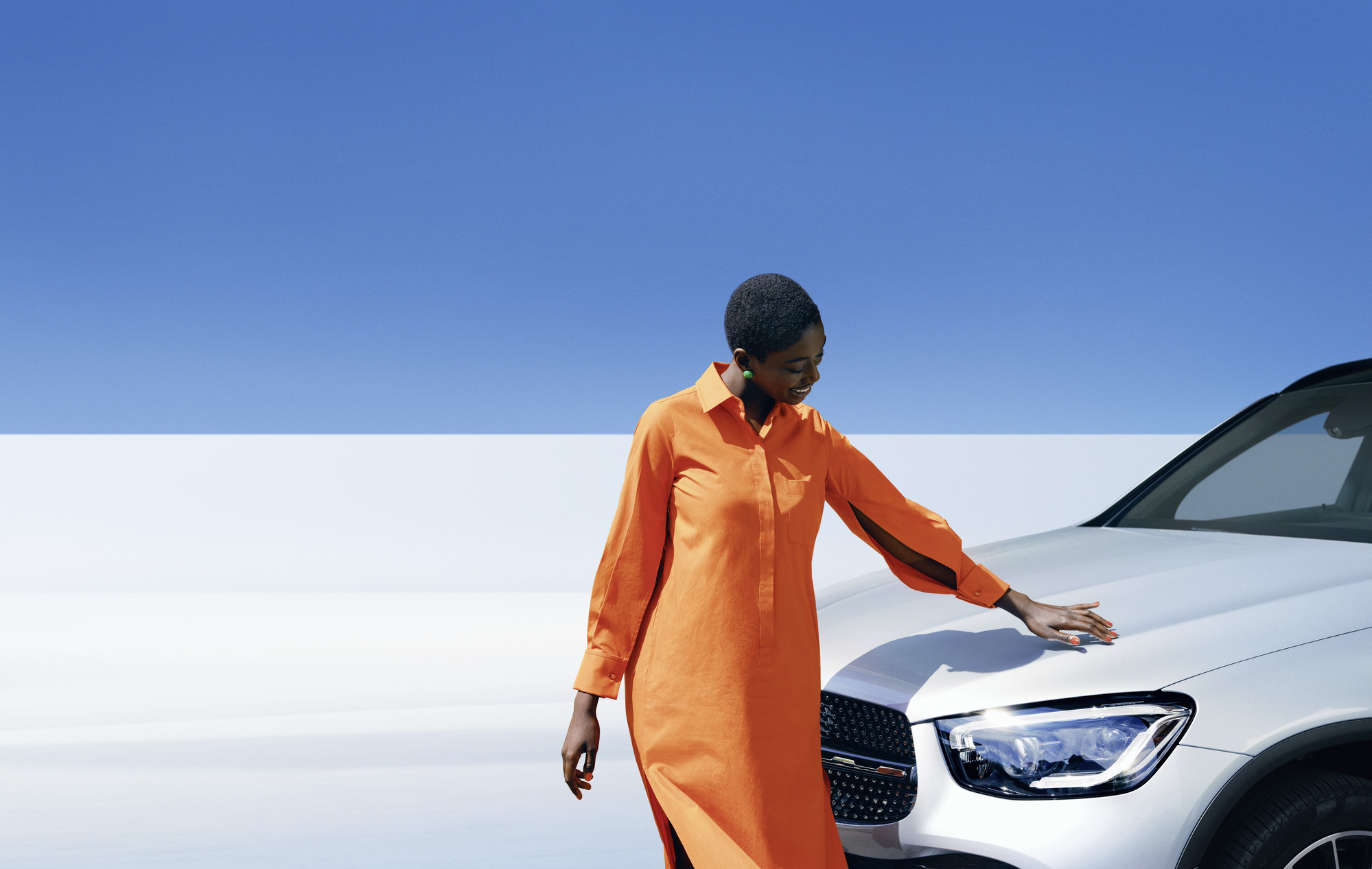 Mercedes-Benz SmallRepair | Mercedes-Benz Eine Person steht neben einem Mercedes-Benz Fahrzeug.