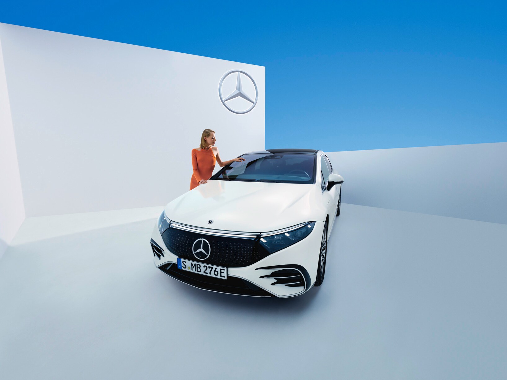 Eine Person schaut auf ihren Mercedes-Benz.