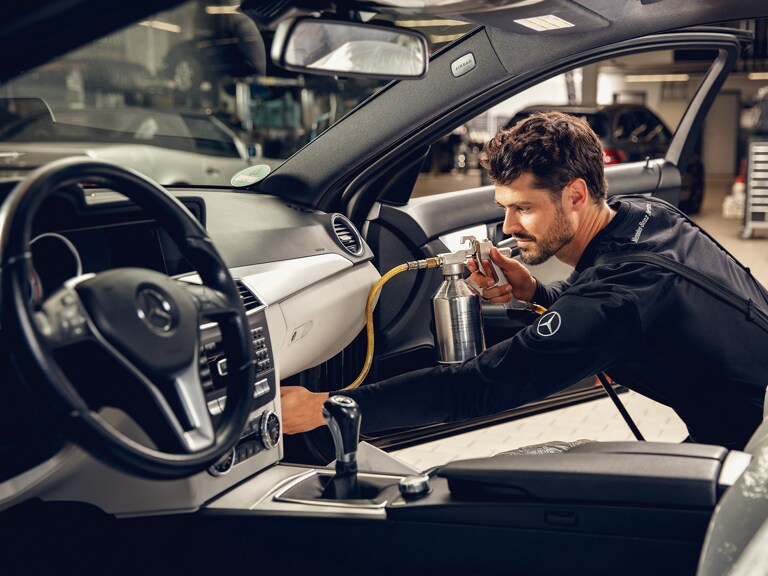 Ein Mercedes-Benz Techniker führt eine Klimaanlagenreinigung durch.