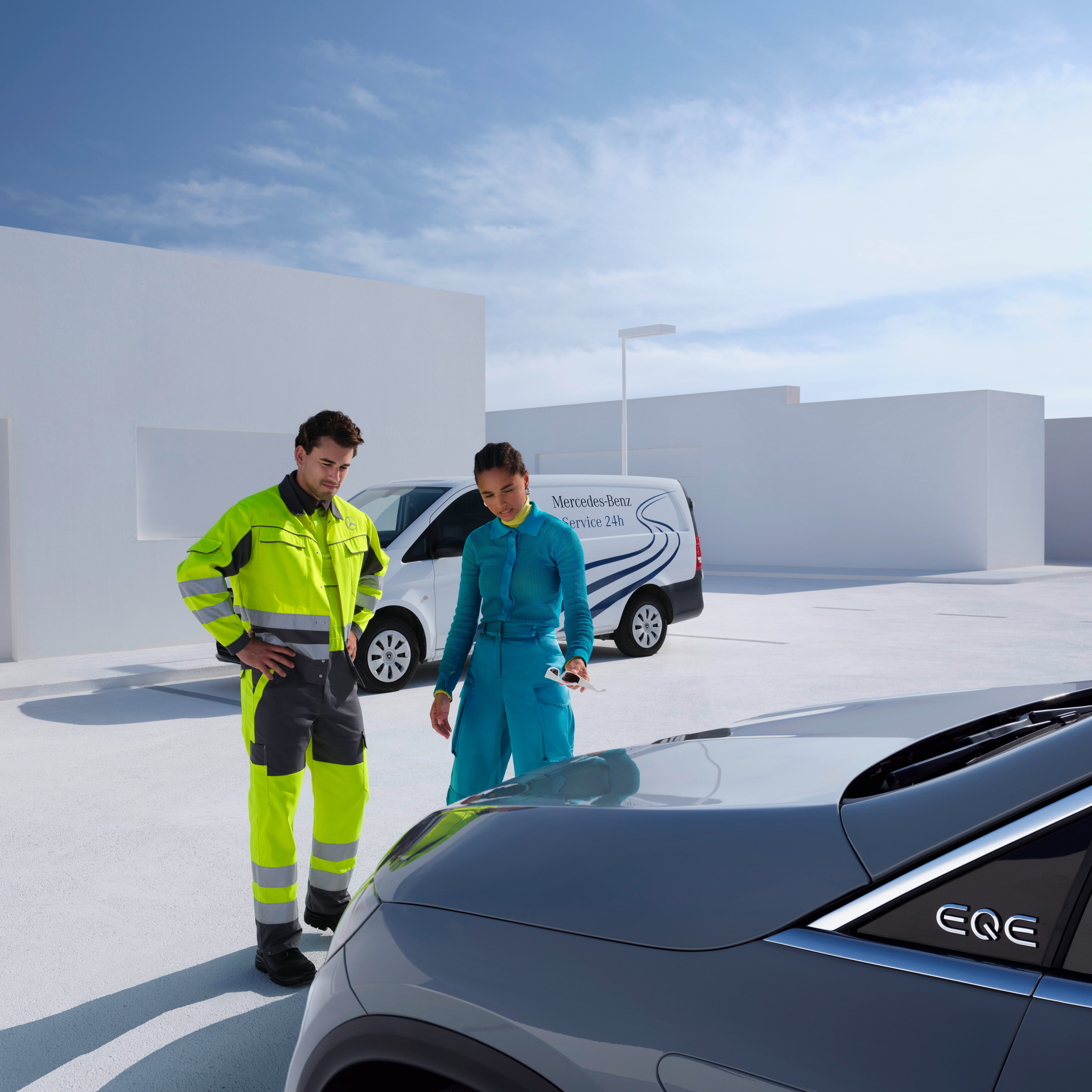 Ein Mann vom Mercedes-Benz Service-Team und eine Frau betrachten einen Mercedes-Benz