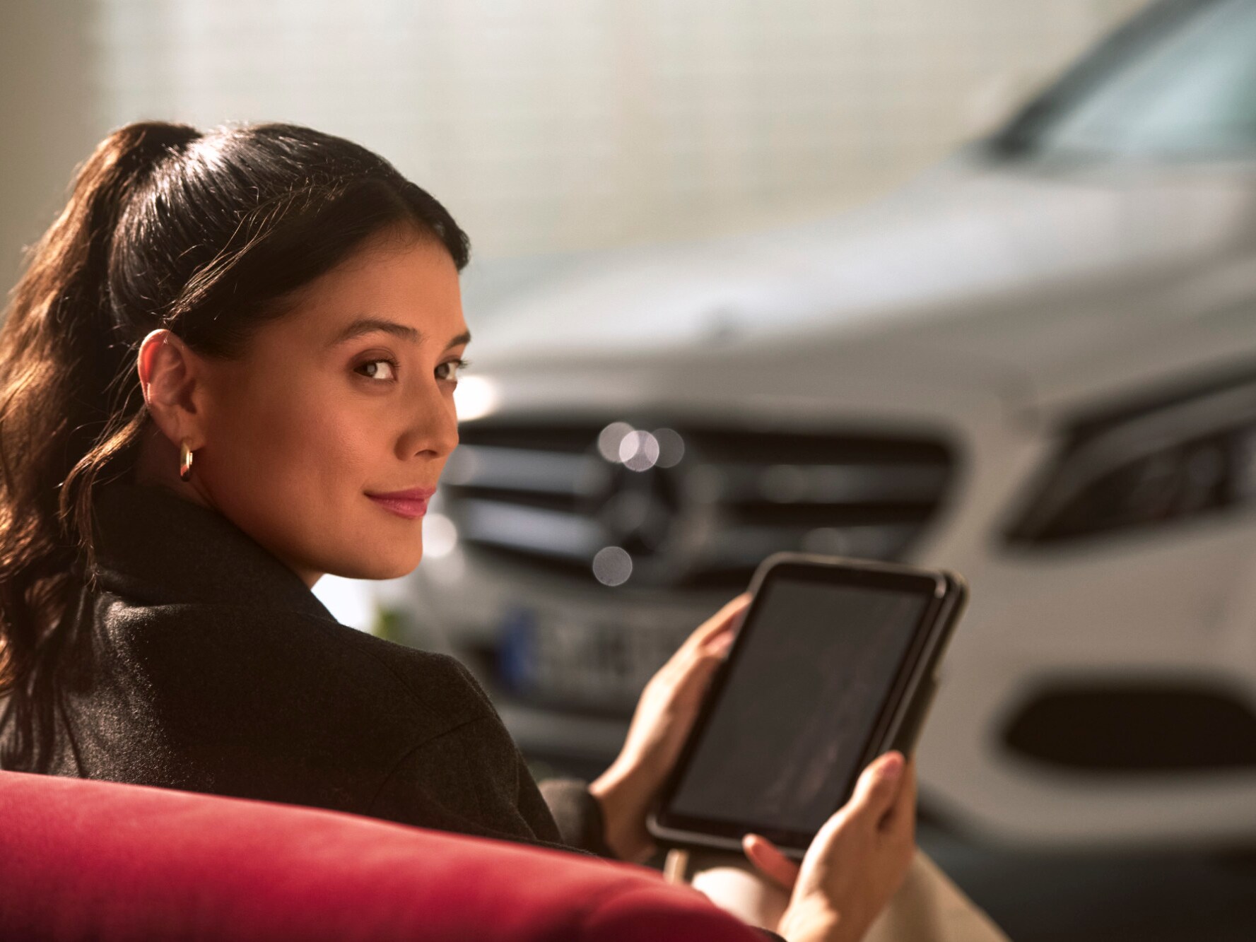 Eine Frau informiert sich bei ihrem Servicepartner über Service Select.