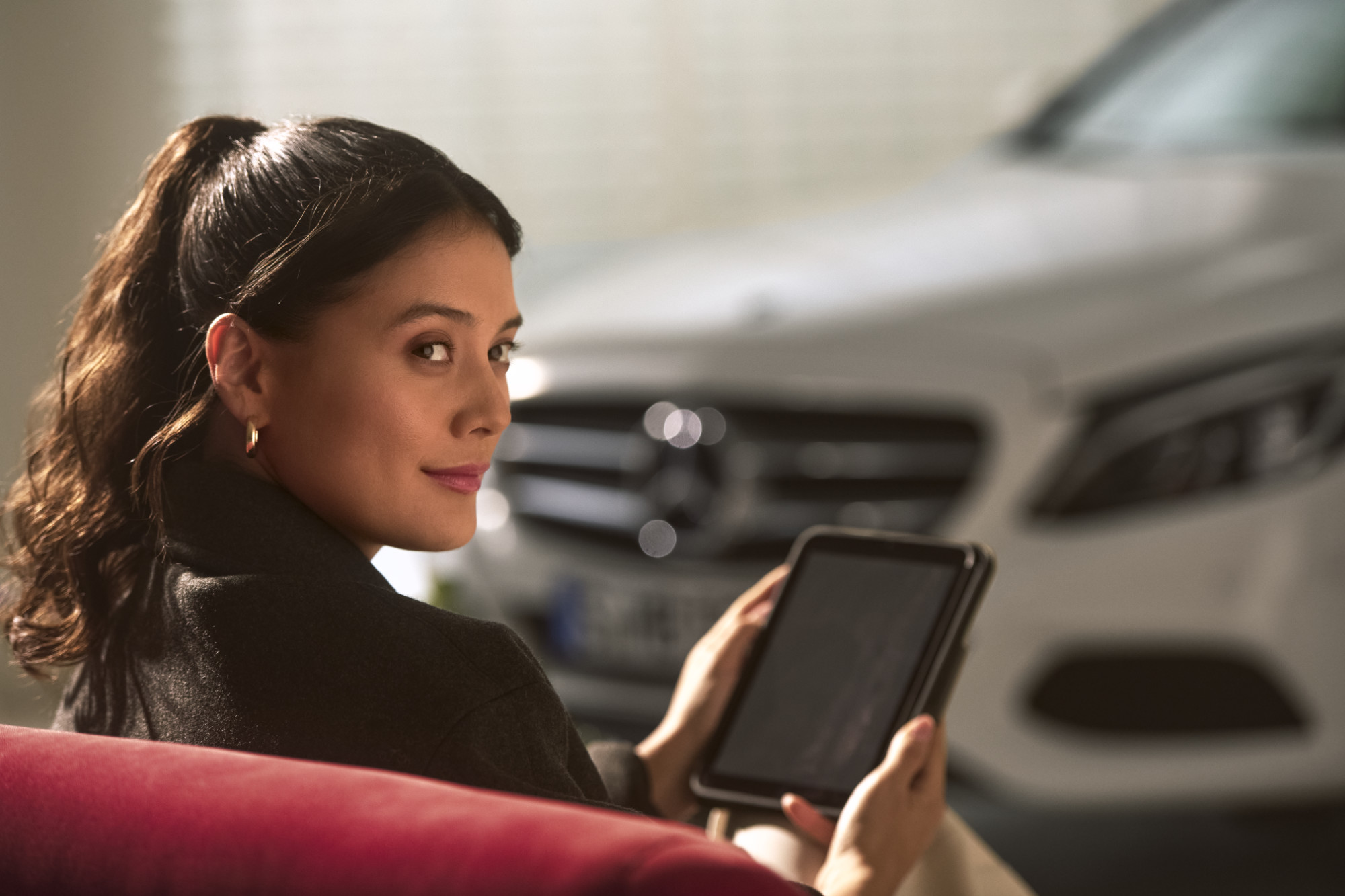 Mercedes-Benz Service Select Eine Frau informiert sich bei ihrem Servicepartner über Service Select.