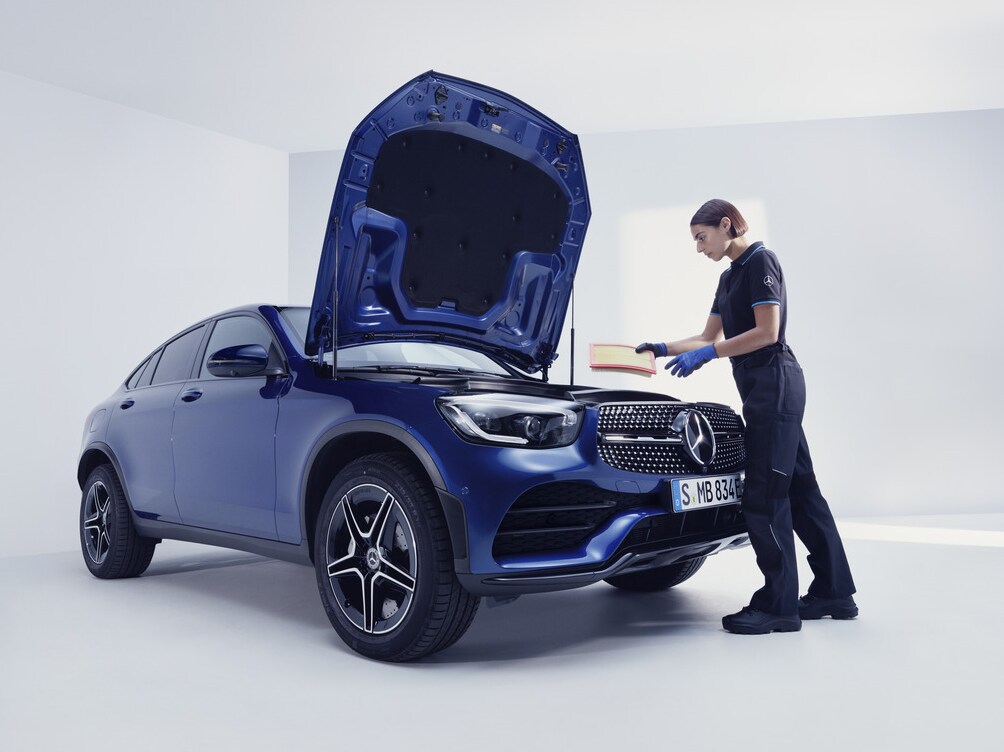 Ein Mercedes-Benz Techniker überprüft ein Fahrzeug.