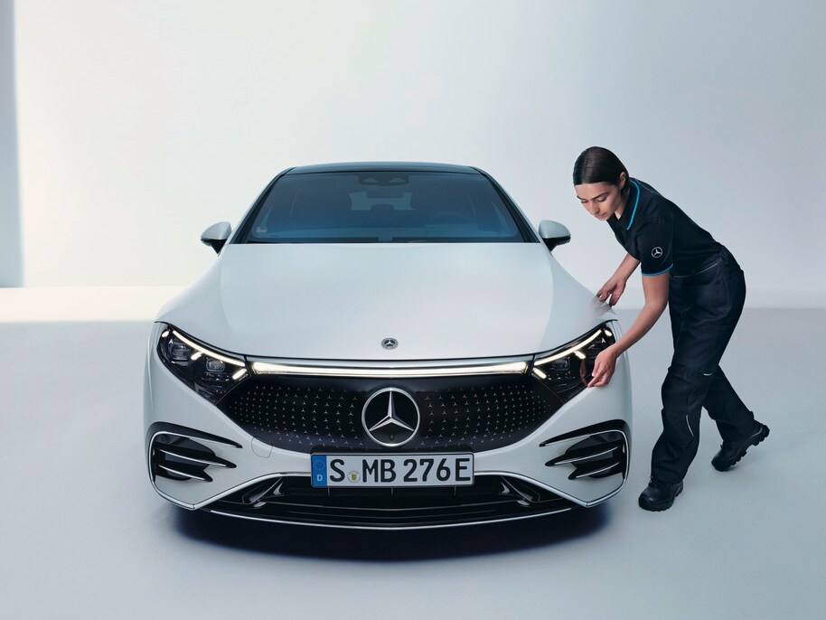 Ein Mercedes-Benz Techniker überprüft ein Fahrzeug.
