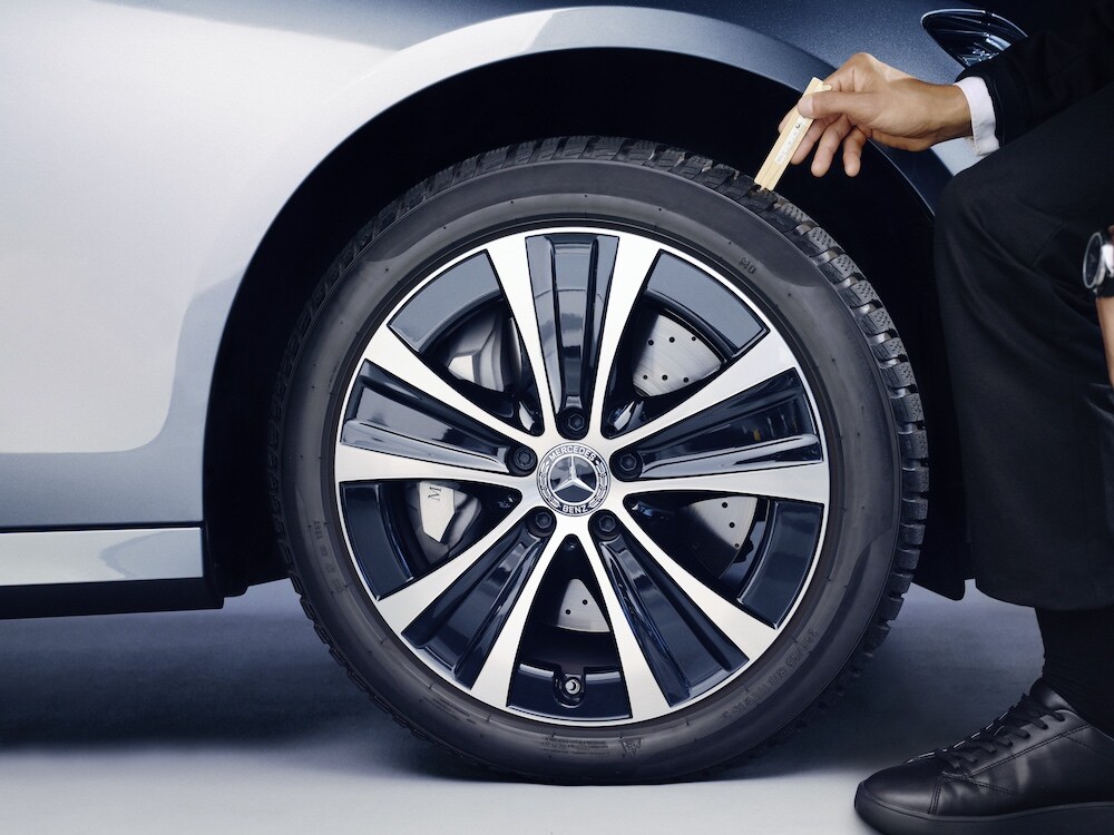 Ein Mercedes-Benz Techniker führt eine saisonale Durchsicht durch.