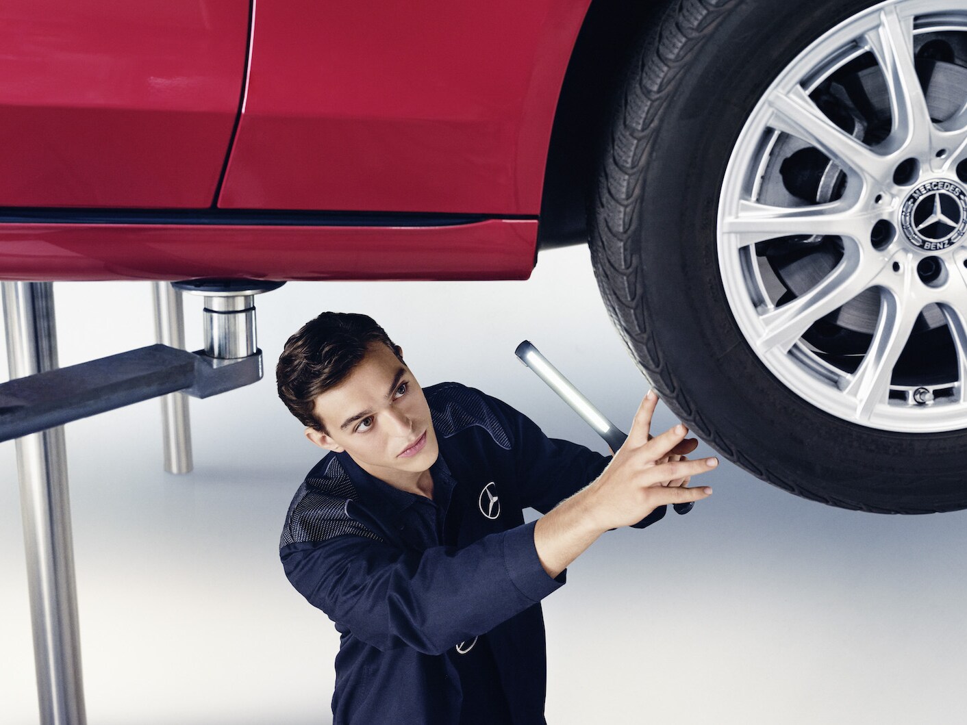 Ein Mercedes-Benz Techniker überprüft ein Fahrzeug auf dem Prüfstand.