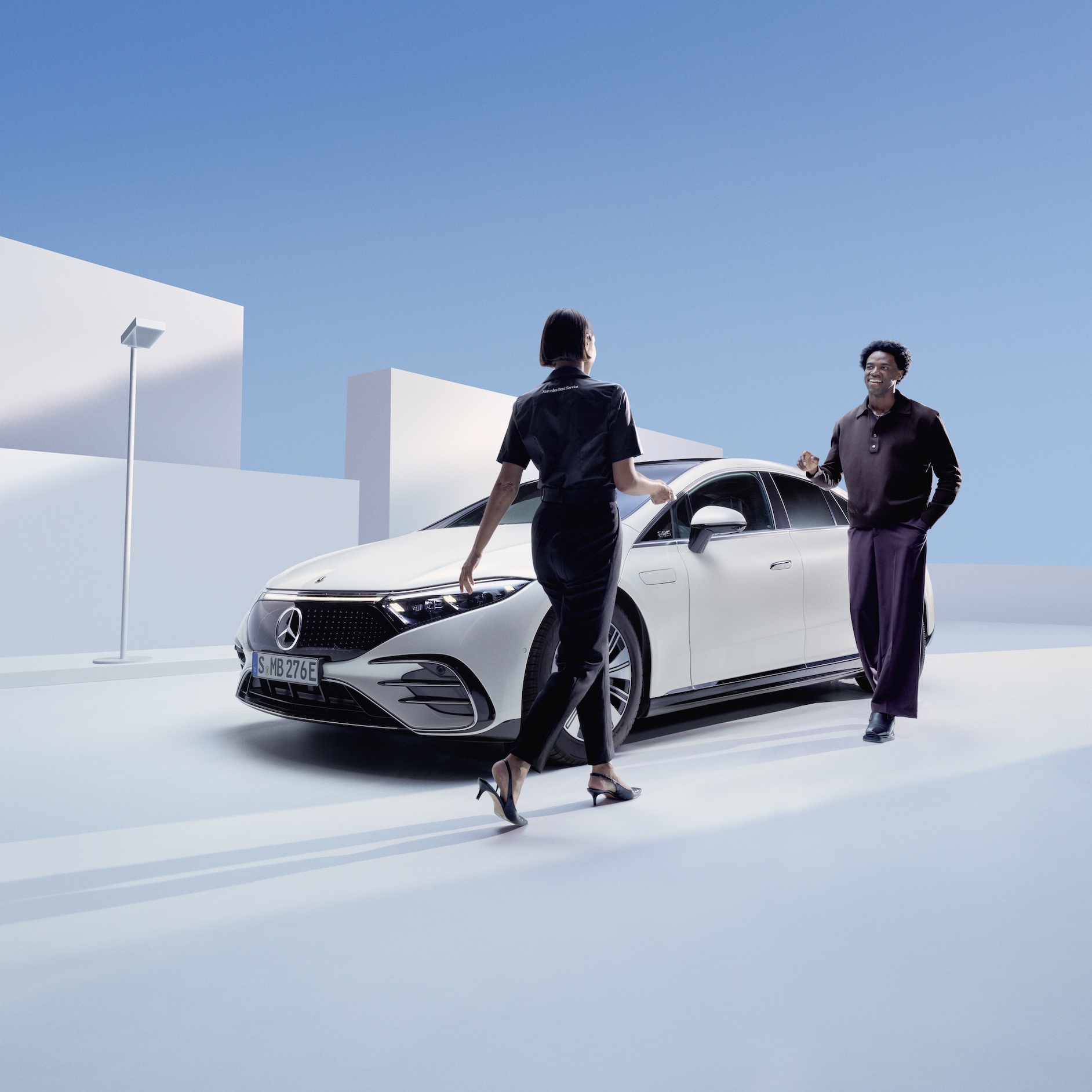 Hol- und Bringservice | Mercedes-Benz Eine Frau nimmt den Hol- und Bringservice von Mercedes-Benz in Anspruch.