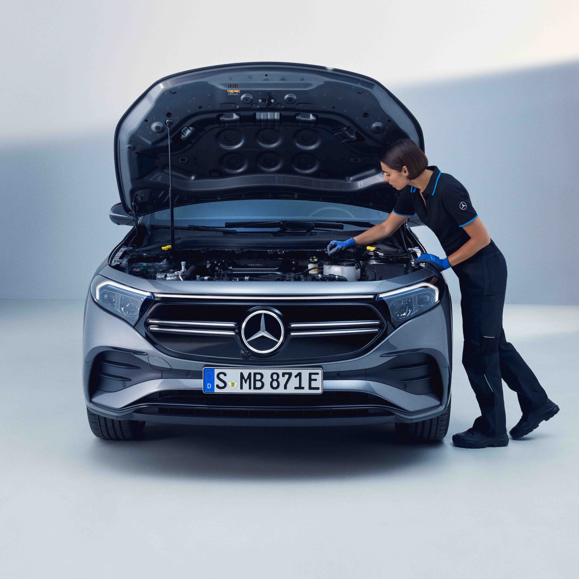 Mercedes-EQ | Mercedes-Benz Eine Mercedes-Benz Technikerin überprüft einen Mercedes-EQ.