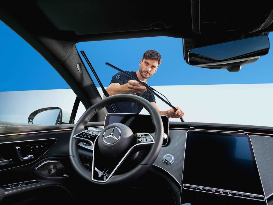 Ein Mercedes-Benz Techniker führt einen Scheibenwischerwechsel durch.