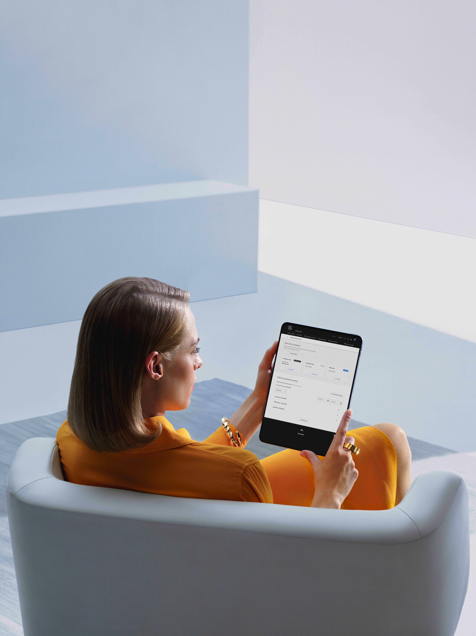 Eine Frau schaut sich ihren digitalen Servicebericht am Tablet an.