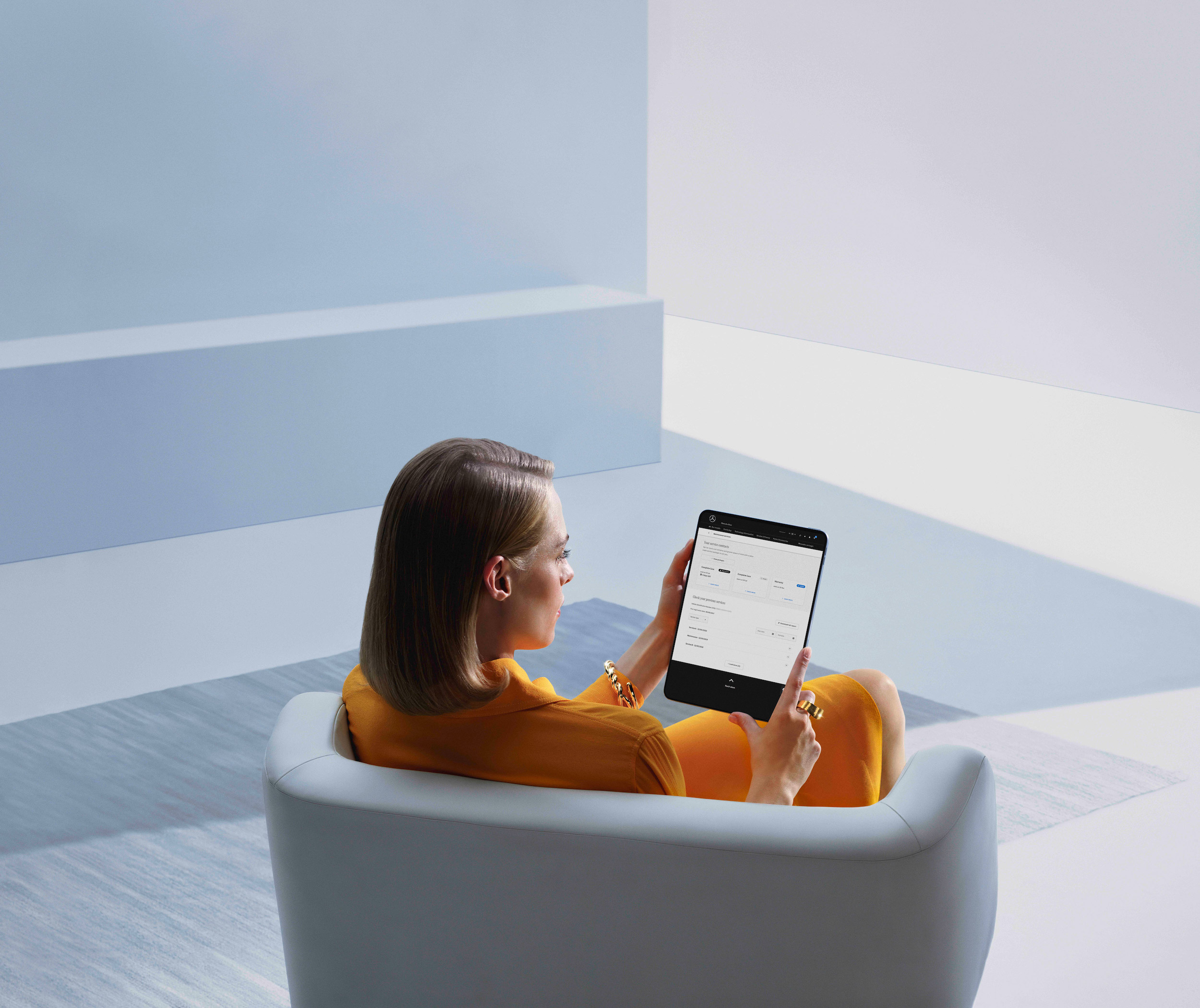 Digitaler Servicebericht | Mercedes-Benz Eine Frau schaut sich ihren digitalen Servicebericht am Tablet an.