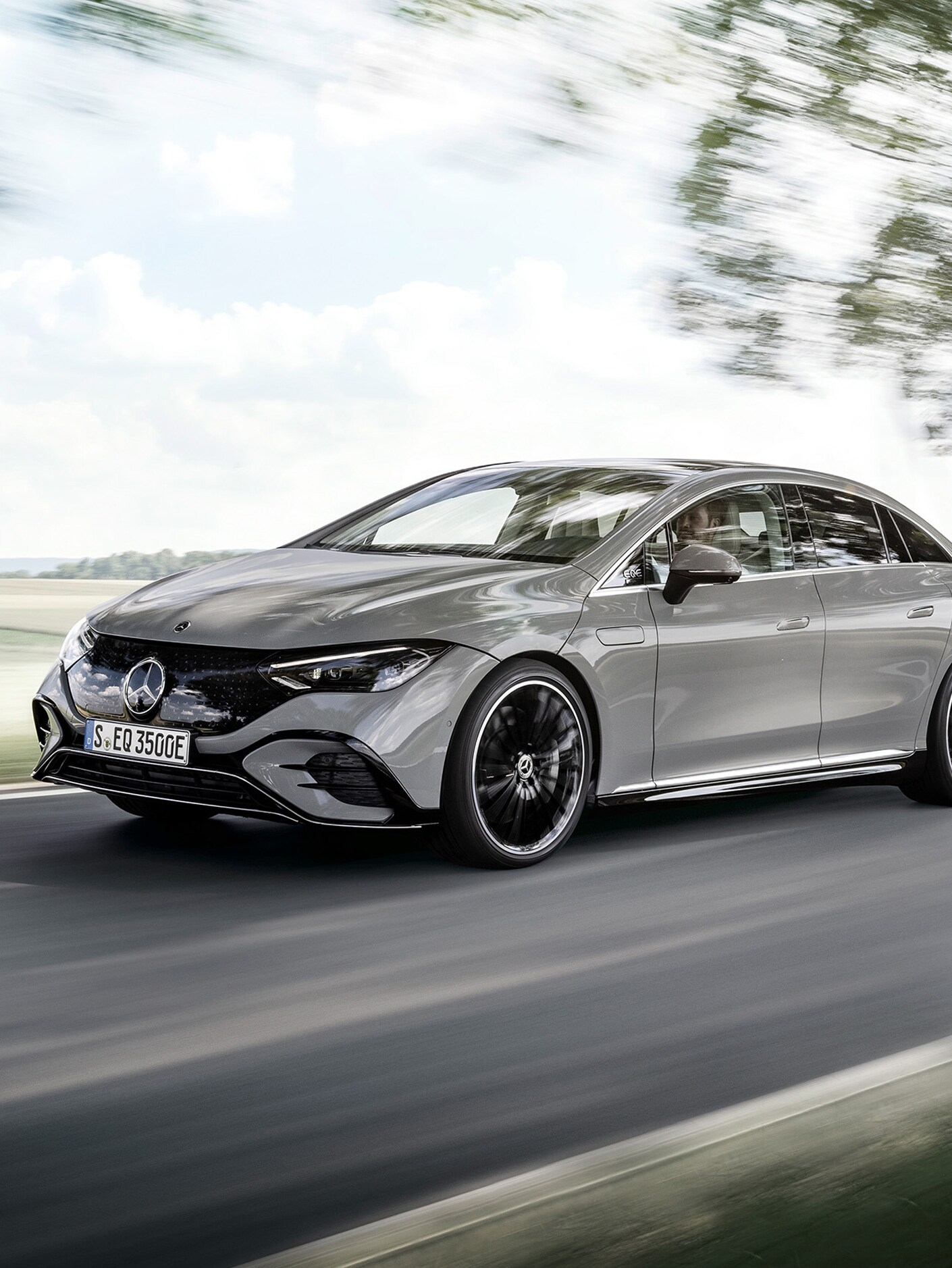 Ein EQS auf einer Landstraße in seitlicher Frontansicht