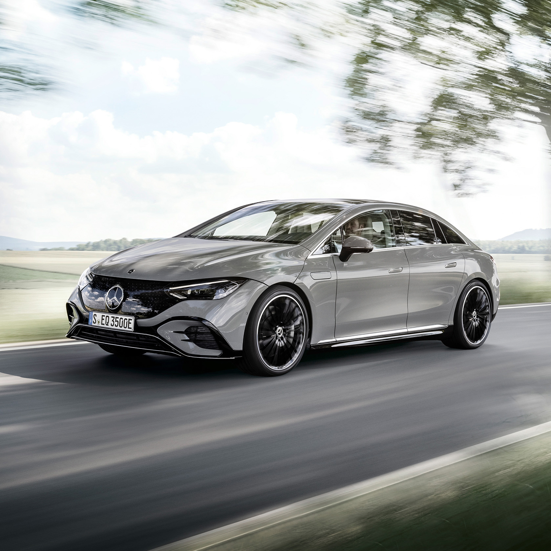 Mercedes-Benz | Land Sea Air | EQS Ein EQS auf einer Landstraße in seitlicher Frontansicht