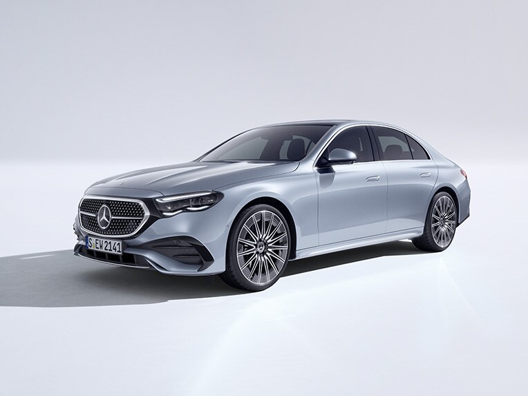Die neue E-Klasse Limousine von Mercedes-Benz in einer seitlichen Ansicht.