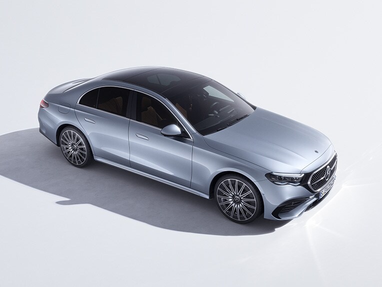 Die E-Klasse Limousine von Mercedes-Benz in einer Draufsicht.