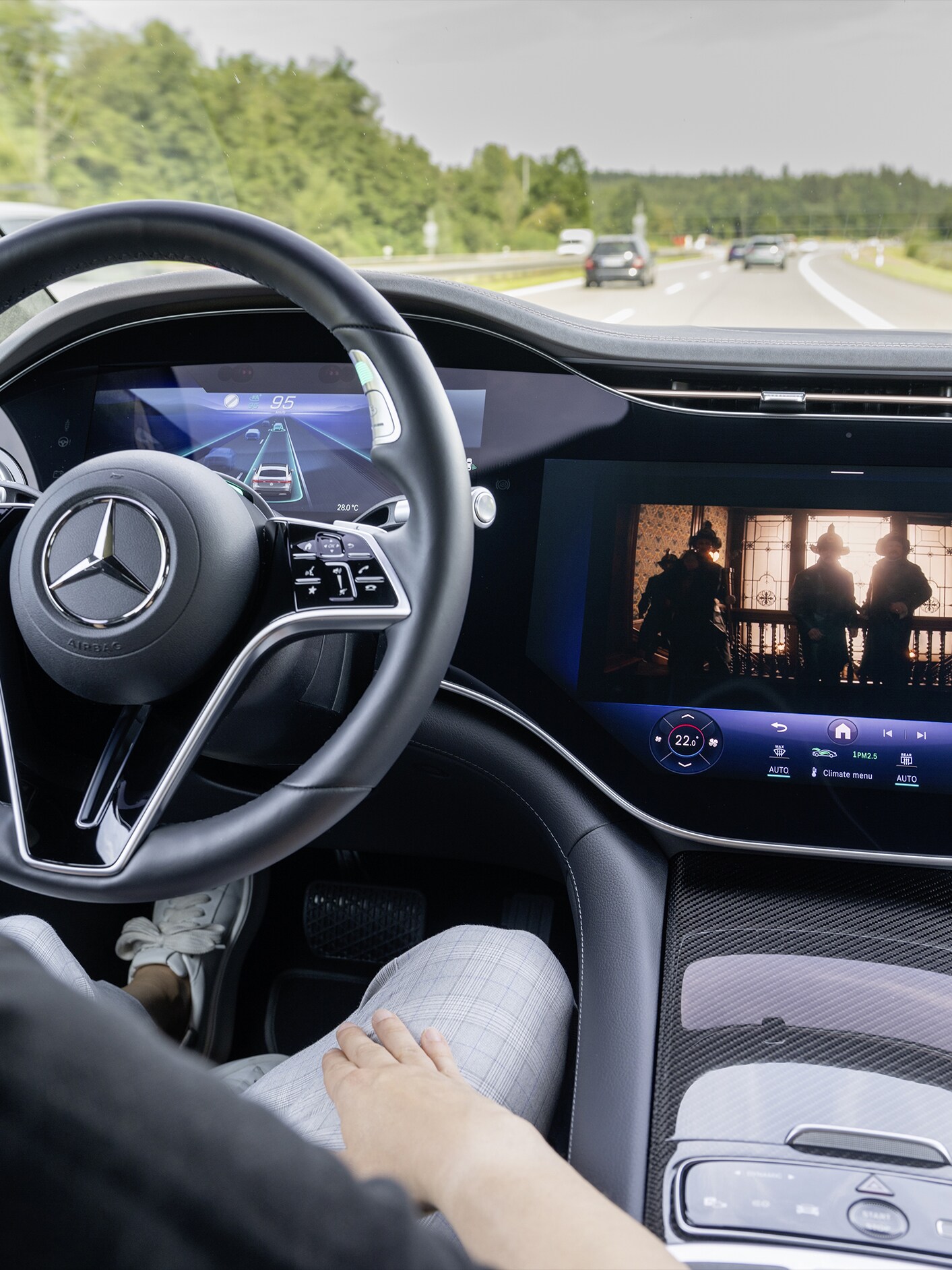 Das Cockpit eines Mercedes-Benz Fahrzeugs.