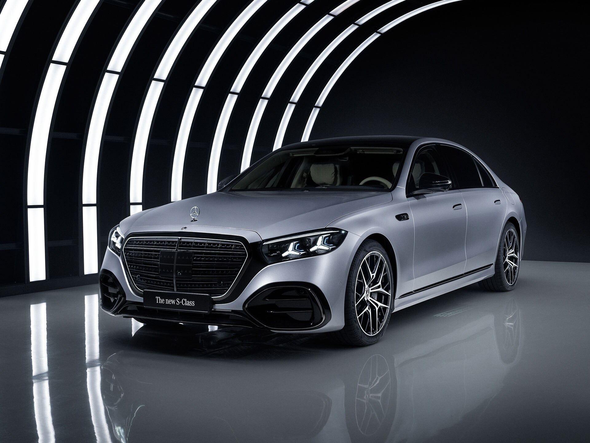 Ein silberner Mercedes-Benz steht in einem Tunnel aus weißen Lichtern.