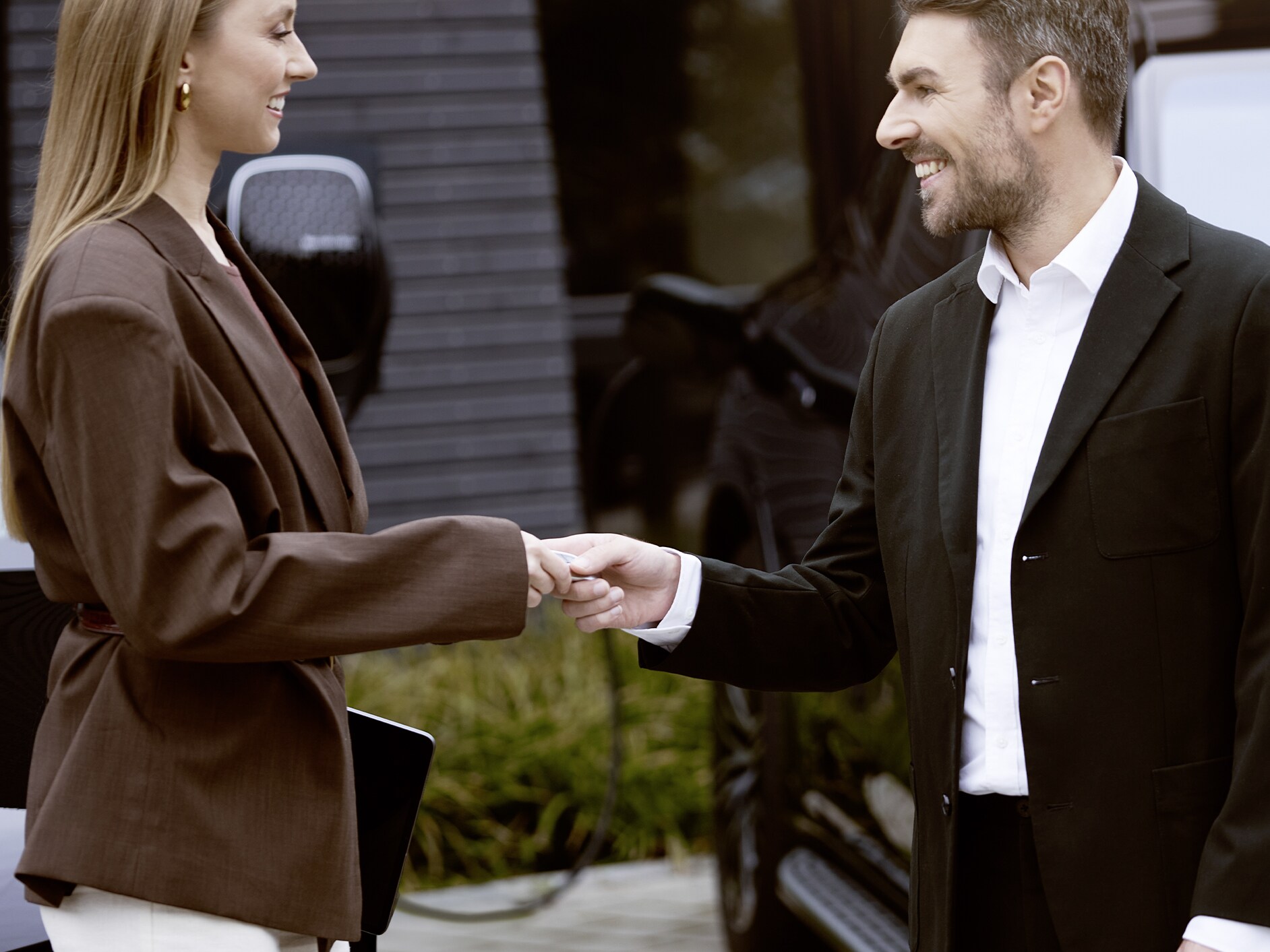 Flotten verschiedener elektrischer Pkw-Modelle von Mercedes-Benz stehen nebeneinander.