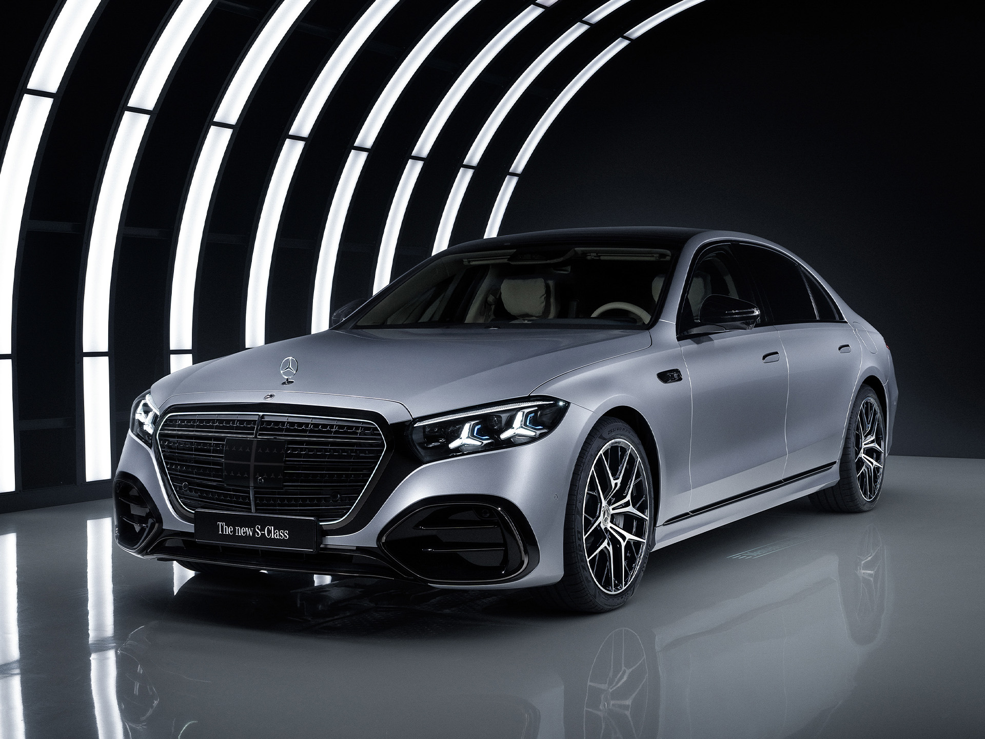 Technik | MBUX-Multimediasystem | Mercedes-Benz Die Mercedes-Benz S-Klasse in einem Studio mit einem beleuchteten Bogen.