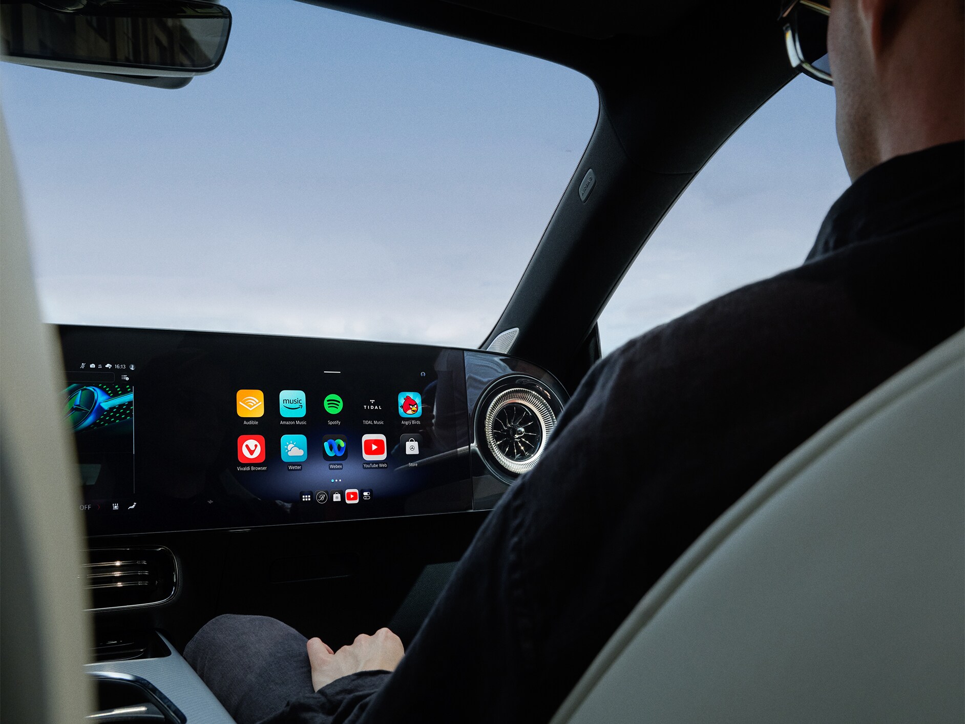 Innenansicht des Cockpits eines Mercedes-Benz mit MBUX-Multimediasystem.