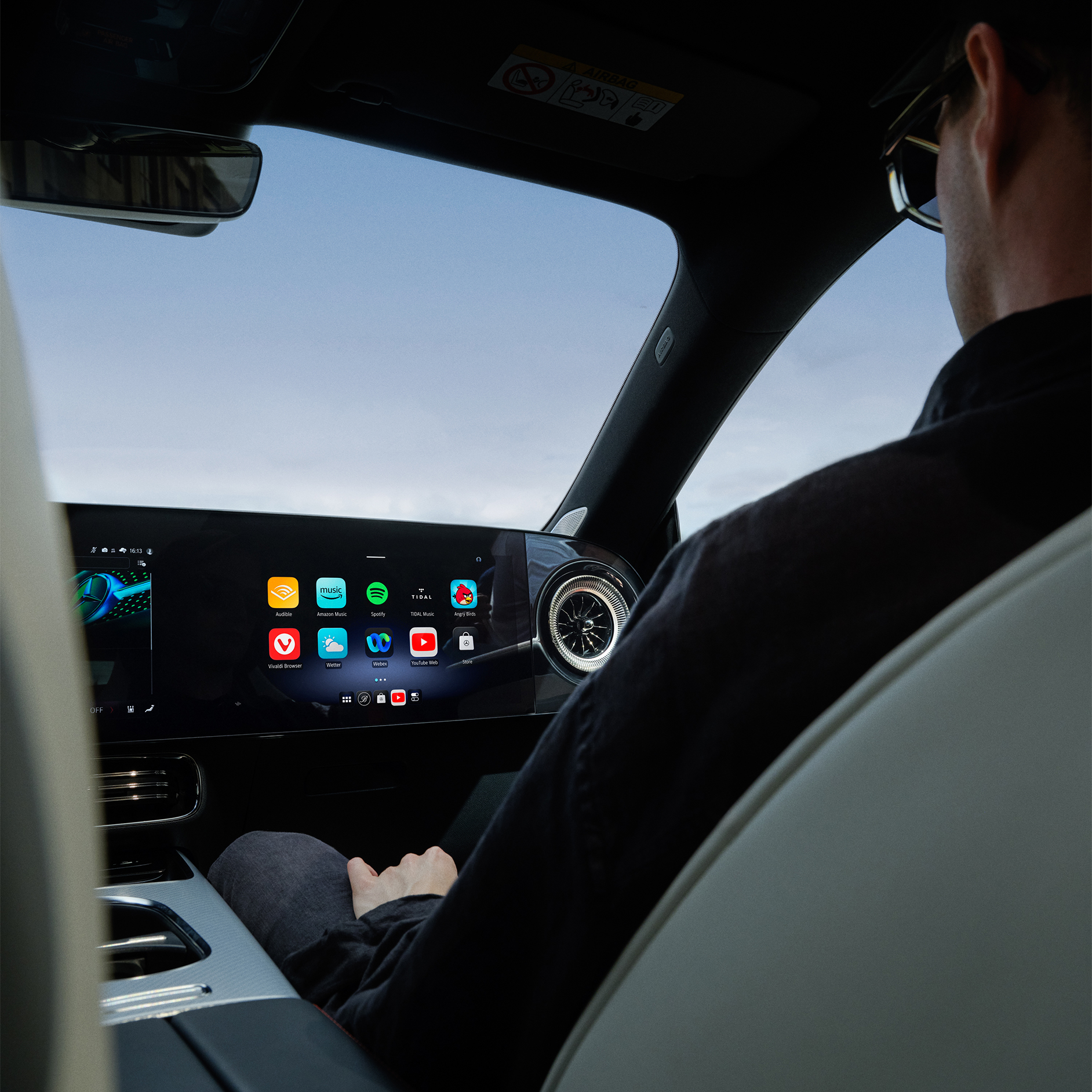 Sprachassistenz | MBUX-Multimediasystem | Mercedes-Benz Innenansicht des Cockpits eines Mercedes-Benz mit MBUX-Multimediasystem.