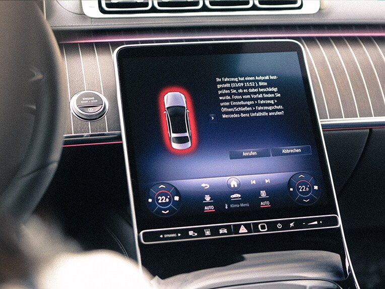 Nahaufnahme eines Displays, das eine Warnmeldung des GUARD 360° Fahrzeugschutzes anzeigt. 