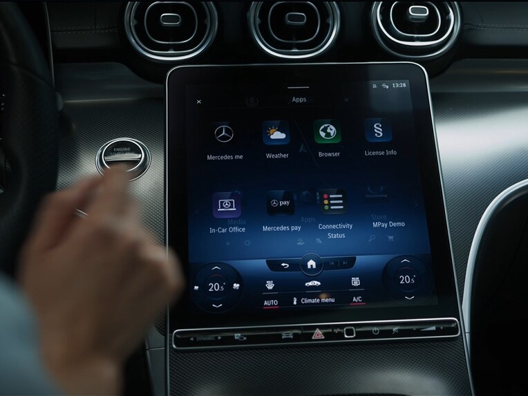 Die Mercedes Pay App wird auf dem Display eines Mercedes-Benz angezeigt.