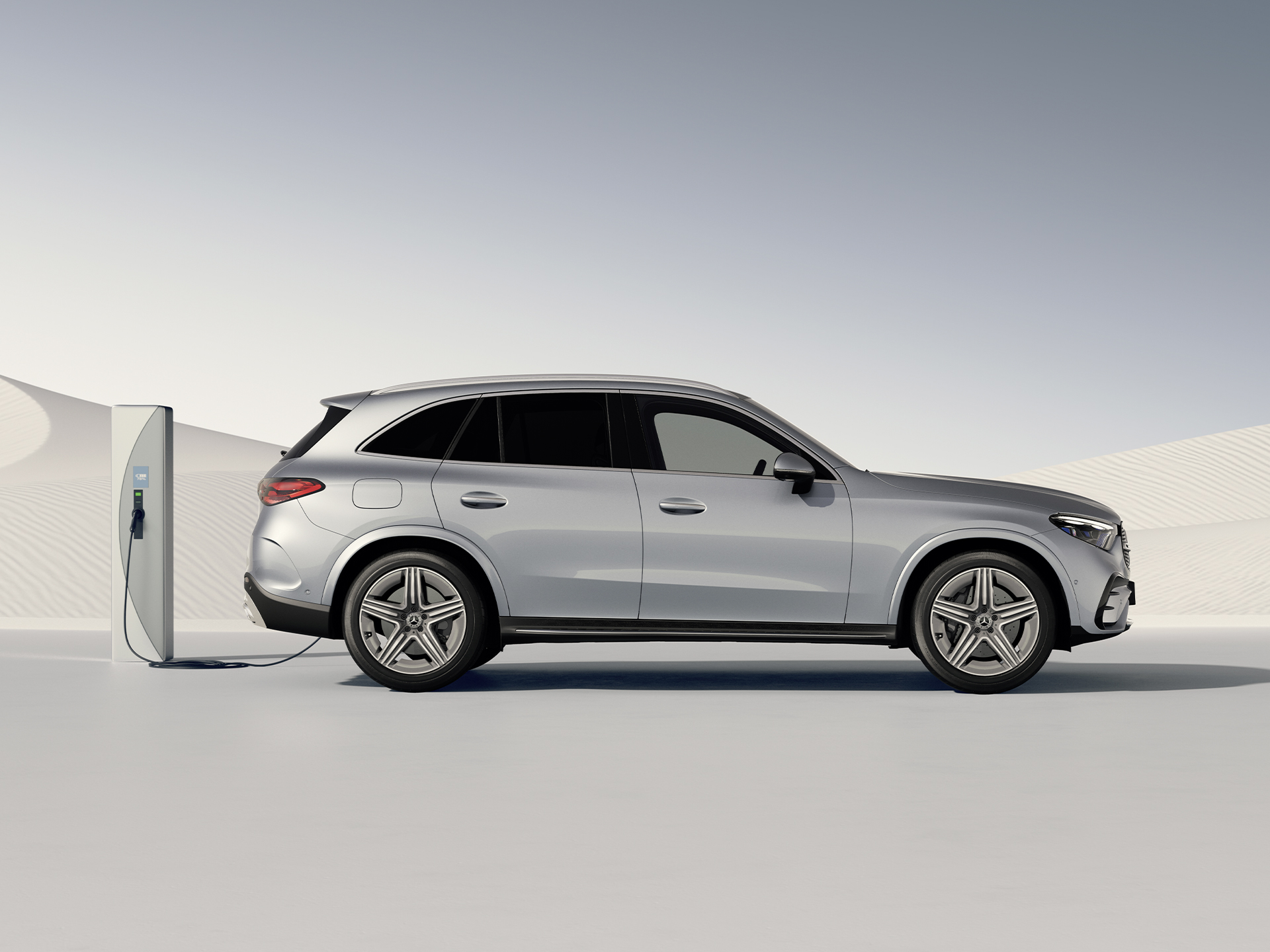 Reichweiten | Plug-in-Hybride | Mercedes-Benz Seitenansicht des GLC Plug-in-Hybrid-SUV an einer Ladestation.