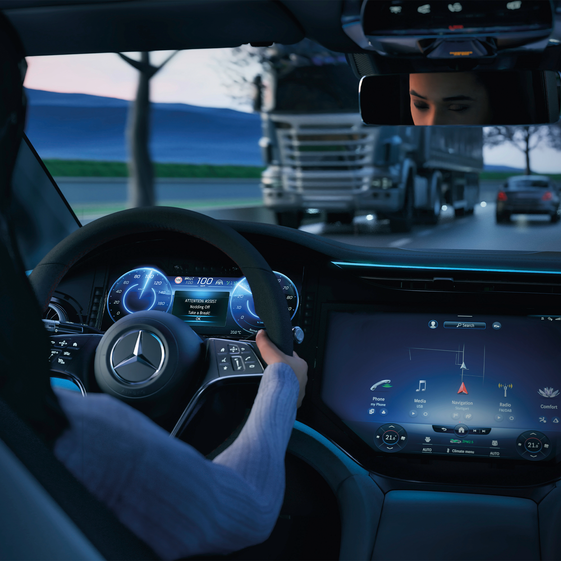 MB.DRIVE | Sichere Fahrt | Mercedes-Benz. Innenansicht des Cockpits eines Mercedes-Benz Fahrzeugs mit einer Fahrerin am Steuer.