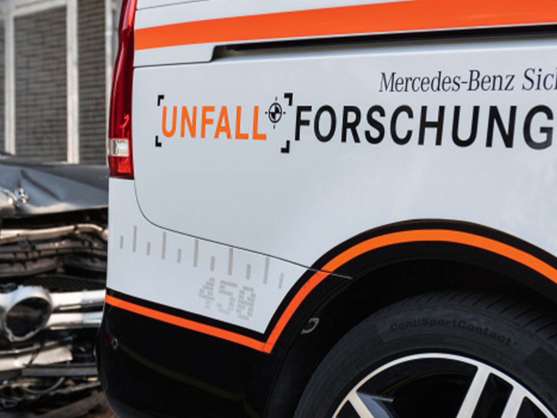 Mercedes-Benz Auto mit dem Aufdruck "Unfallforschung - Mercedes-Benz Sicherheit" auf seiner Seite.