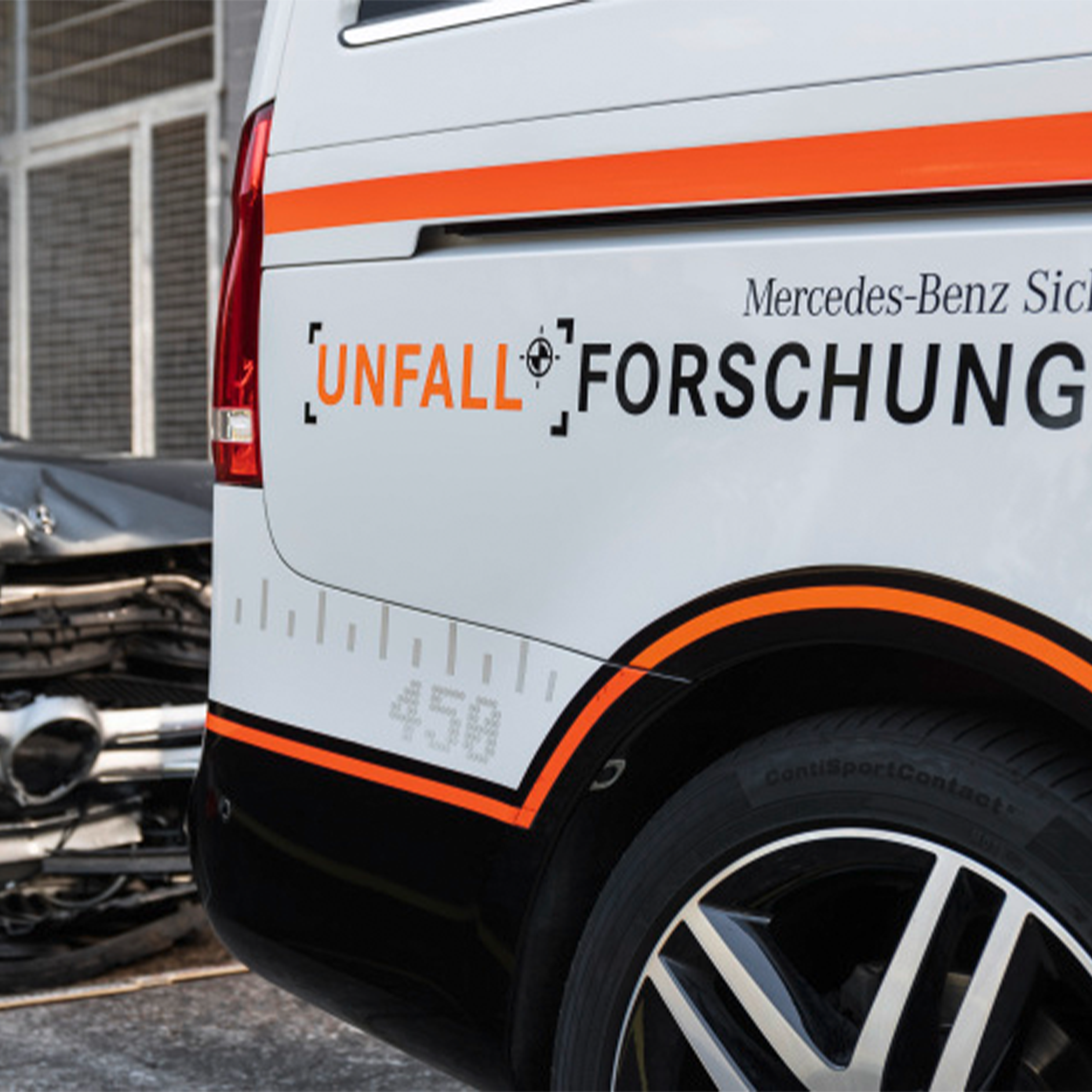 Untersuchung von Unfällen | Sichere Fahrt | Mercedes-Benz. Mercedes-Benz Auto mit dem Aufdruck "Unfallforschung - Mercedes-Benz Sicherheit" auf seiner Seite.